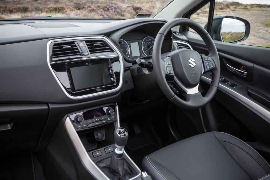 Интерьер Suzuki SX4 S-Cross 2016 года  (UK) (фото 7 из 30)